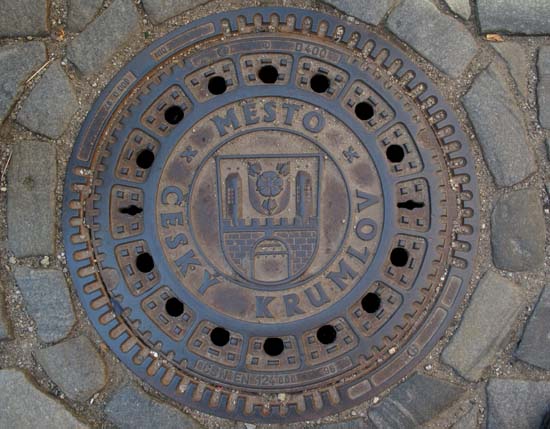 Manhole cover in Český Krumlov with the arms of the town