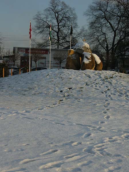 Szent Korona-szobor a dunakeszi vasútállomással szemben