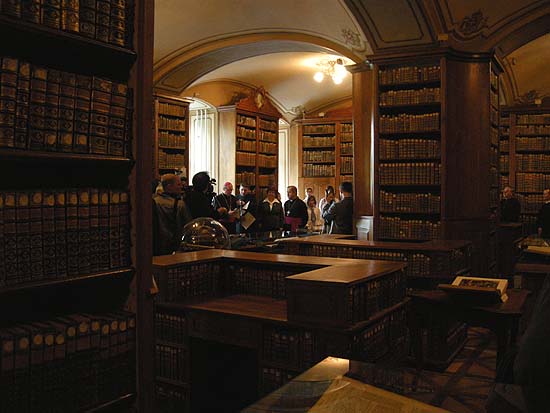 Kalocsai Főszékesegyházi Könyvtár, díszterem, kiállításmegnyitó