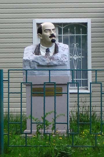 Lenin-fej faház előtt
