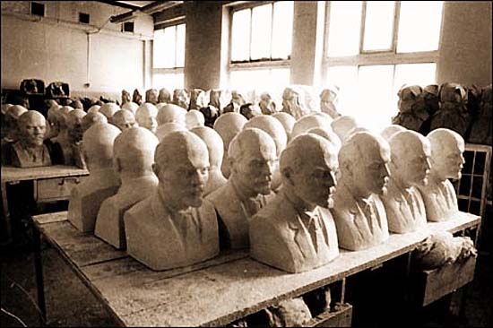 Lenin-fejek szobrászműhelyben