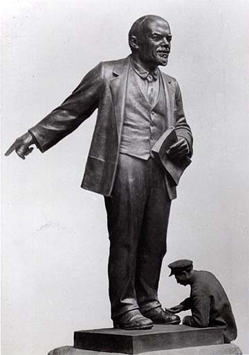 Lenin-szobor cipőjét pucolják