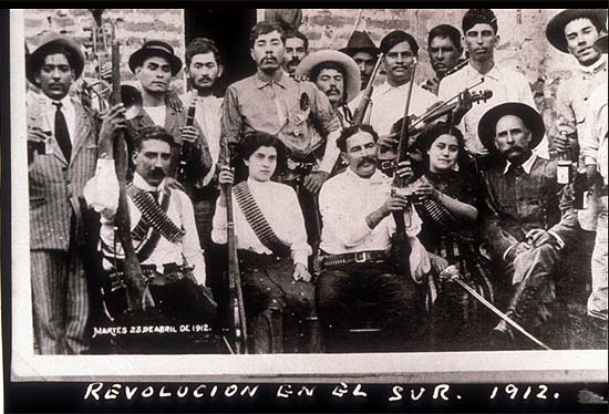 Mexikó, forradalom délen, 1912. Agustín Victor Casasola (1874-1938) fotója. Vö. http://content.cdlib.org/ark:/13030/hb367nb4xx/?layout=metadata&brand=calisphere