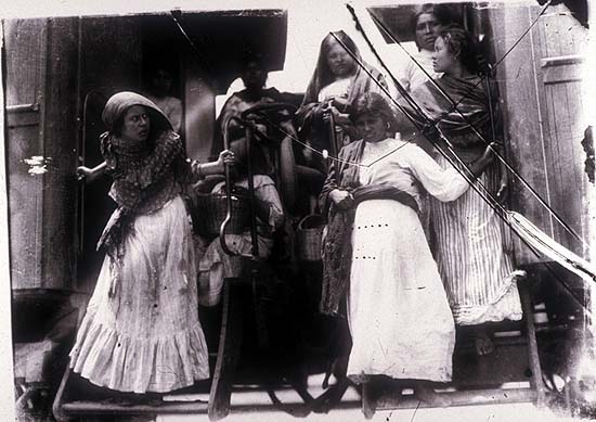 Mexico, Revolution. Women disembarking from a train. Photo by Agustín Victor Casasola (1874-1938). Cf. http://content.cdlib.org/ark:/13030/hb0v19p09c/?layout=metadata&brand=calisphere