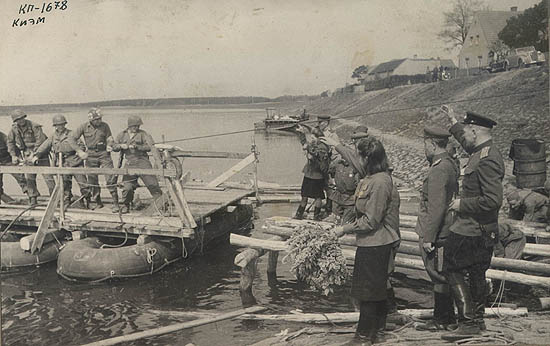 Americans on the raft (from left to right) are Bob Haag, Ed Ruff, Carl Robinson and Byron Shiver. This photo appeared in the “Komsomolskaya Pravda” issue shown above.