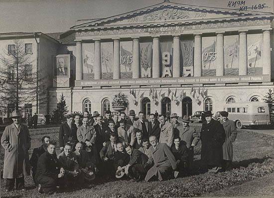 The Soviet and American veterans pose in front of the Central House of the Soviet Army.