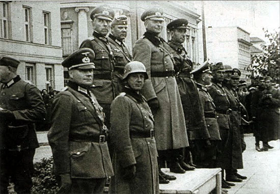 http://www.studiolum.com/wang/brest/brest-1939-german-soviet-parade-01-550.jpg