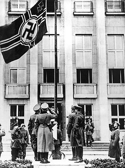http://www.studiolum.com/wang/brest/brest-1939-parade-german-flag-400.jpg