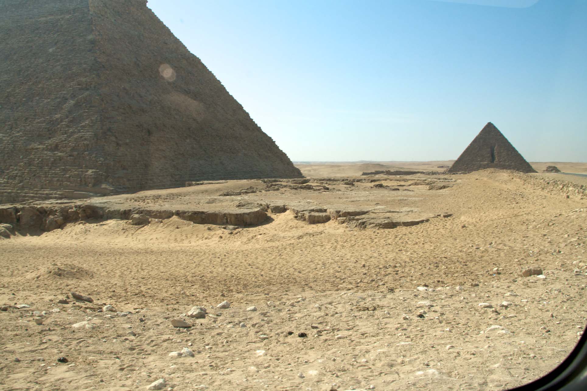 Poemas del río Wang: Pyramids. The dead and the living