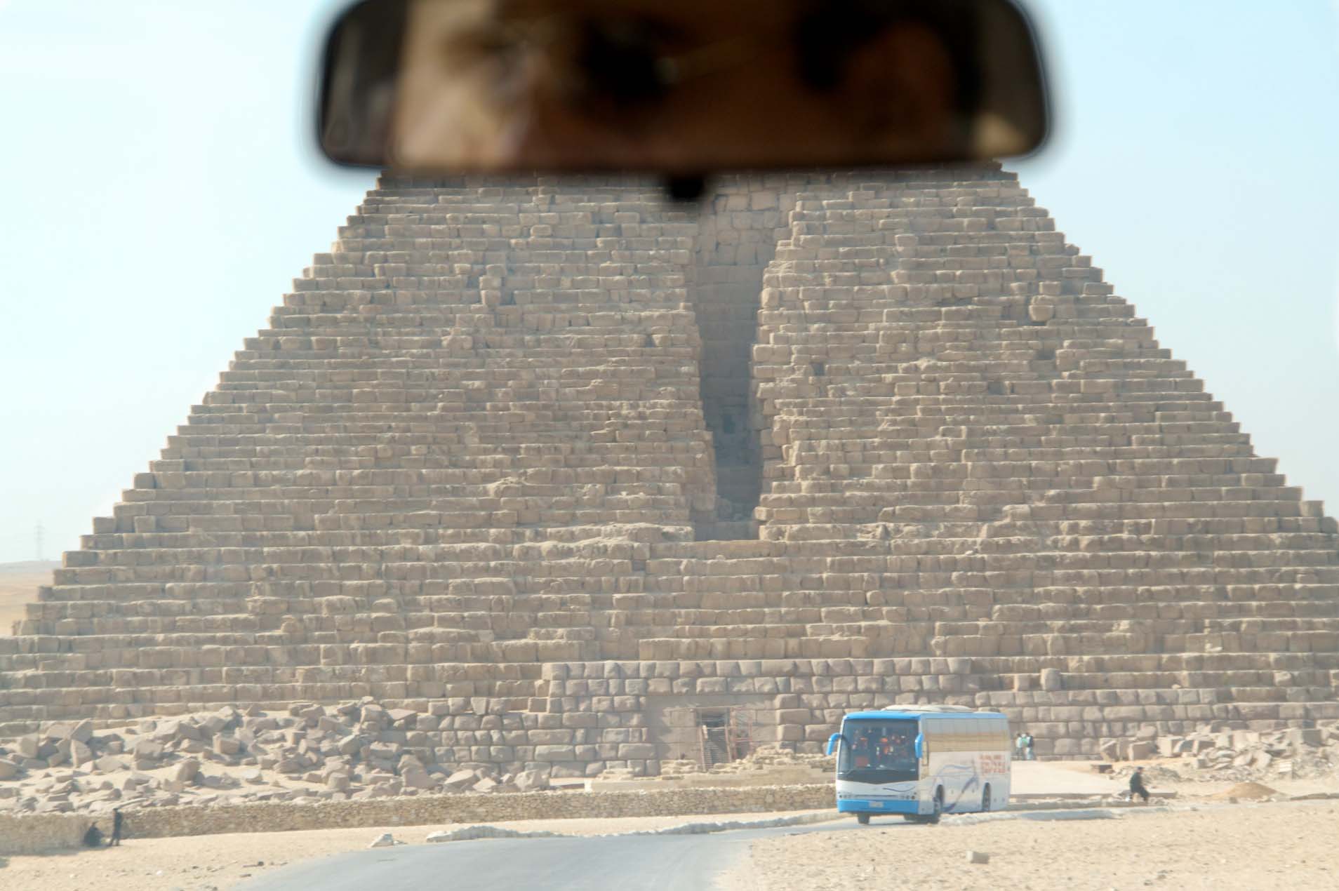Poemas del río Wang: Pyramids. The dead and the living