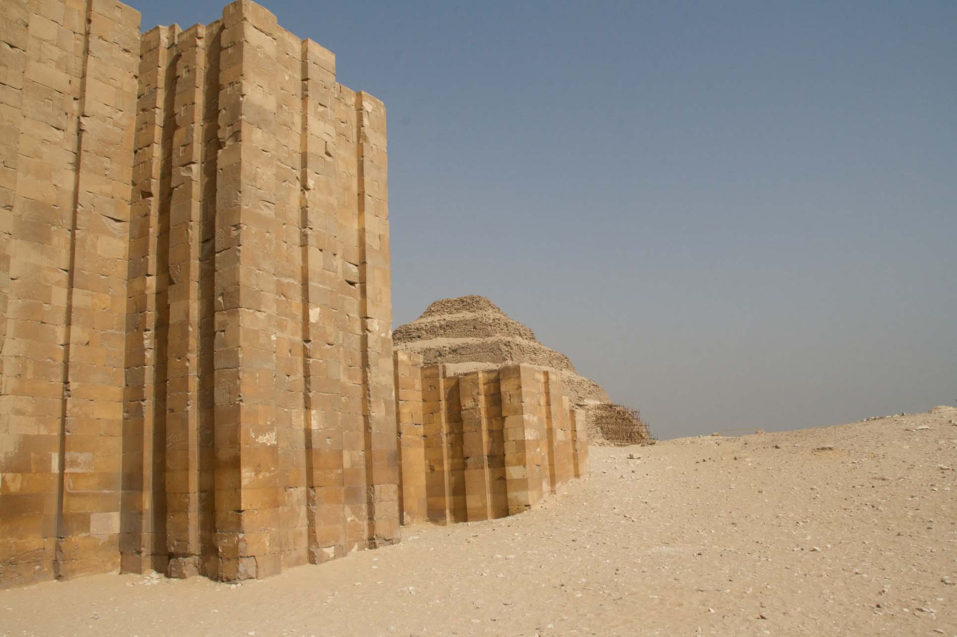 Poemas del río Wang: Pyramids. The dead and the living